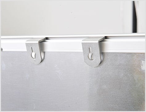 位置を微調節できるスライド式の吊金具