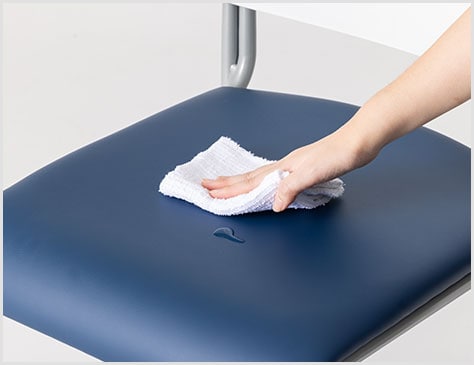 水を弾く、やわらかなPUレザーの座面