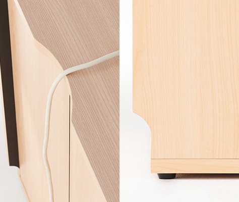 スッキリ配線できるスリット付き