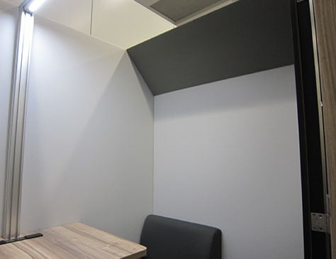 傾斜パネルが雑音を軽減