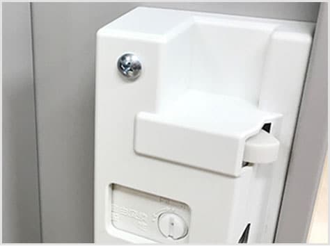 飛び出し防止のラッチ機構