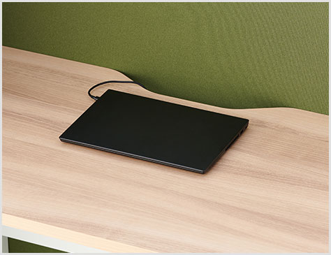 配線に便利なスリット付き天板