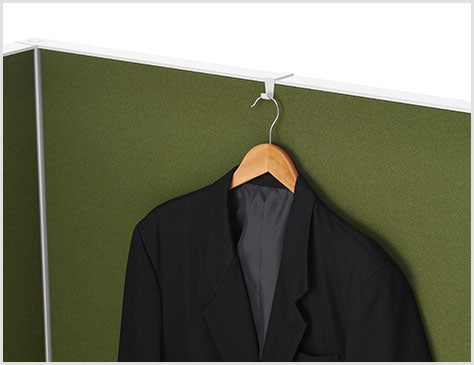 服やバッグを掛けられるフック2個付き