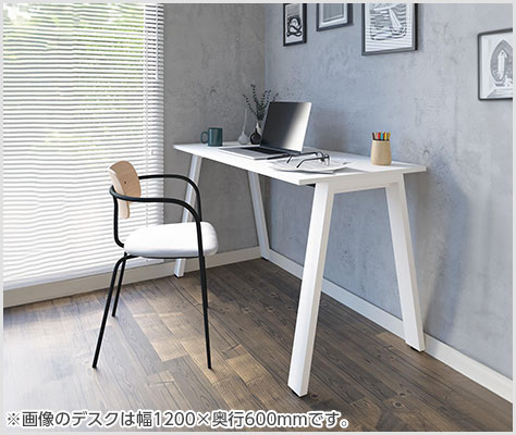ハーフサイズのコンパクトデスク