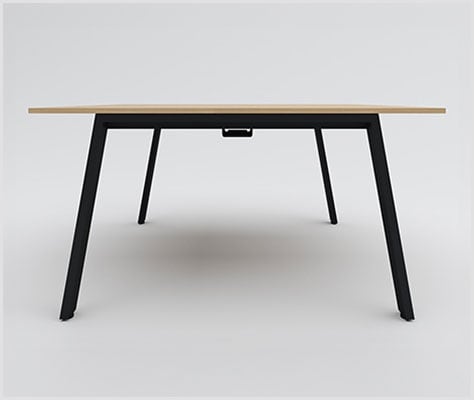 美しさを際立たせるスラント脚