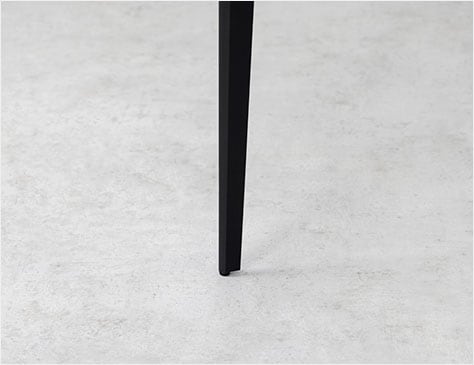 洗練された印象を高めるスチール脚