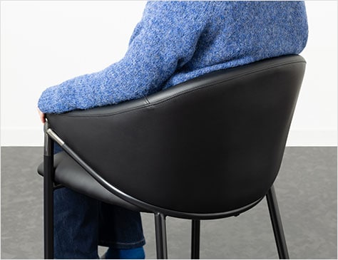 背もたれと繋がるデザインの肘掛け