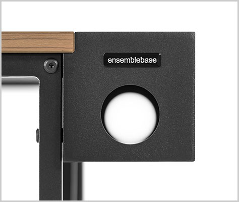 空間を引き締めるブランドロゴ