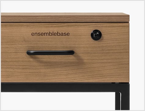 空間を引き締めるブランドロゴ