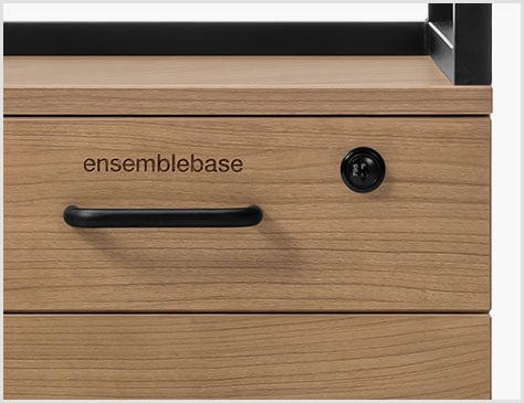 空間を引き締めるブランドロゴ