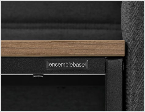 空間を引き締めるブランドロゴ