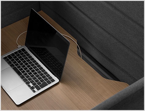 配線がスッキリ通せるスリット付き