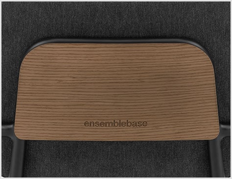 空間を引き締めるブランドロゴ