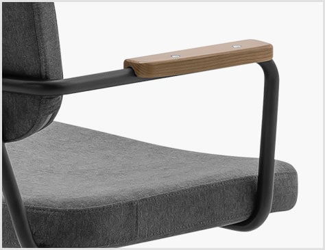 手触りのよい天然木の肘掛け