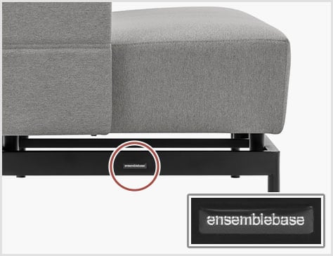 空間を引き締めるブランドロゴ