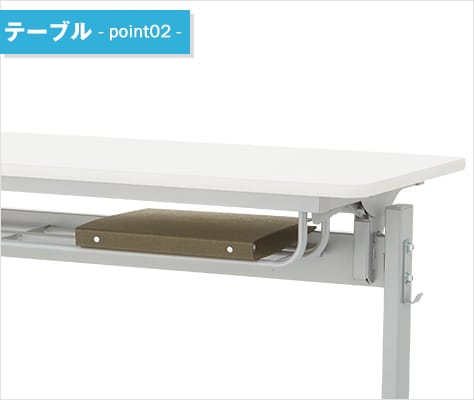 書類など置ける中棚付き