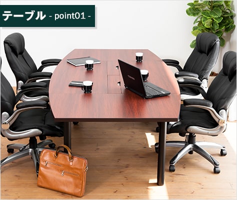 重厚感のある悠々とした広さの天板