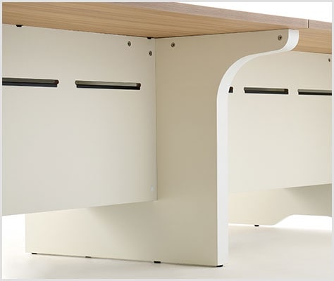 足元ゆったり。邪魔にならない中間脚