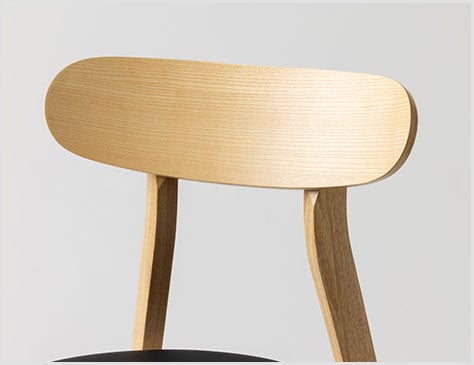 背面で魅せる、天然木の表情