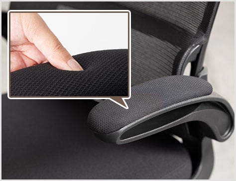 長時間でも疲れにくい、クッション付きアーム