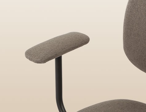 腕をそっと支える、優しい肘掛け