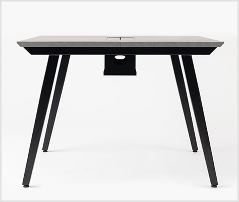 シャープなラインのスラント脚