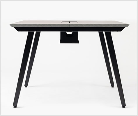 シャープなラインのスラント脚