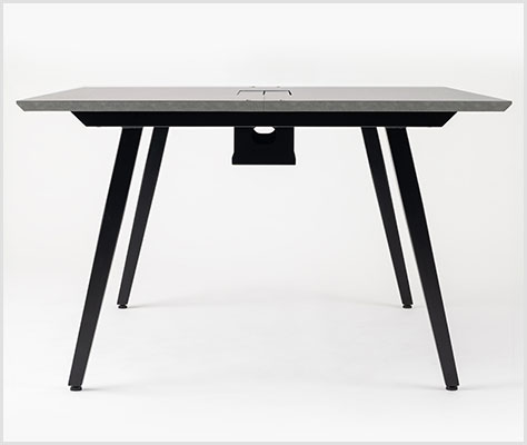 シャープなラインのスラント脚