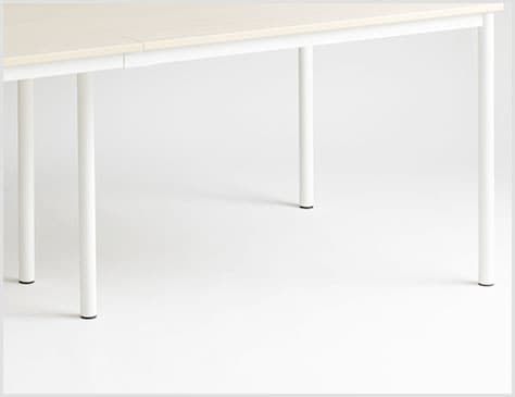 頑丈なスチール脚も丸形で軽やかに