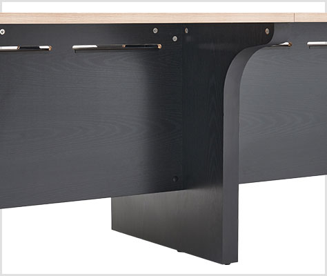 足元ゆったり。邪魔にならない中間脚