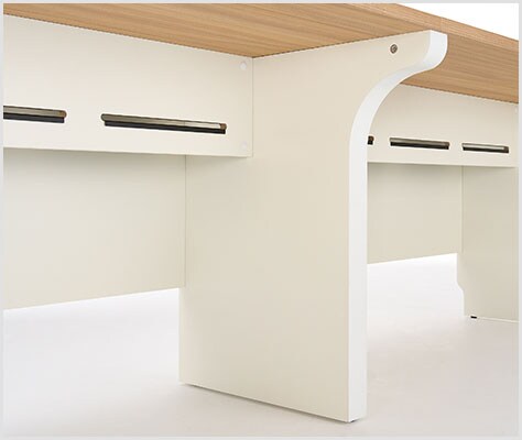 足元ゆったり。邪魔にならない中間脚