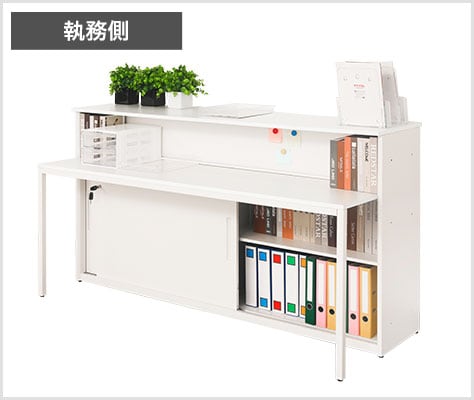 受付の裏側に作業スペースを確保