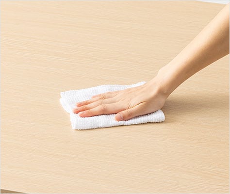 お手入れしやすい木目調天板