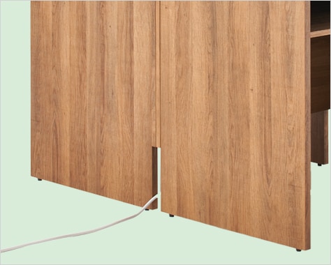 配線に便利なスリット付きの側板