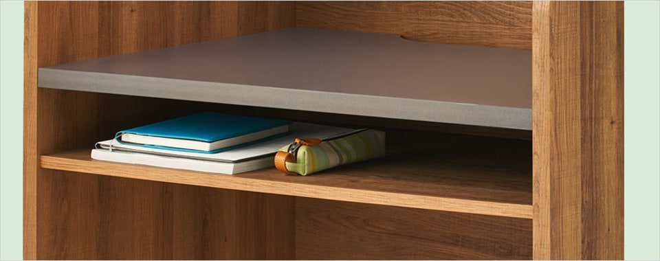 パネルデスクに珍しい便利な棚板付き