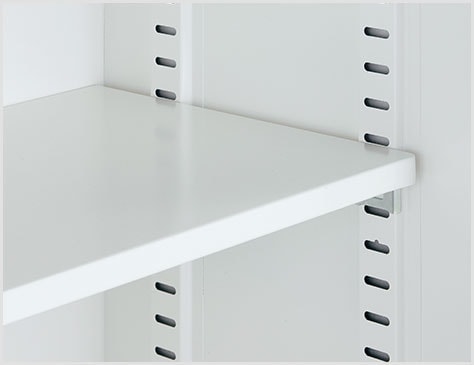 収納しやすい可動棚板付き