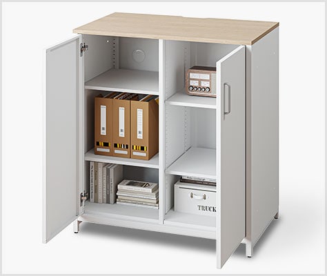 すっきり収納できる開き戸タイプ