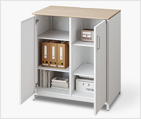 すっきり収納できる開き戸タイプ