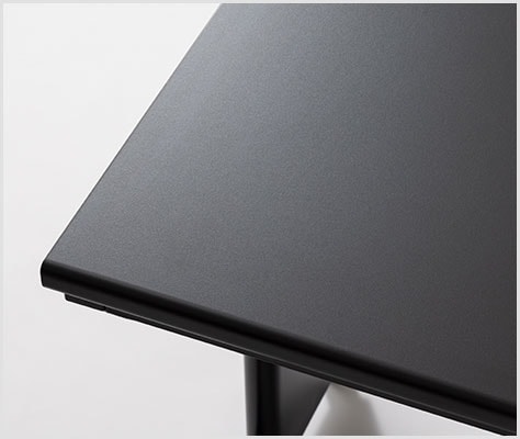 黒の天板を選べば、理想的なオールブラックに