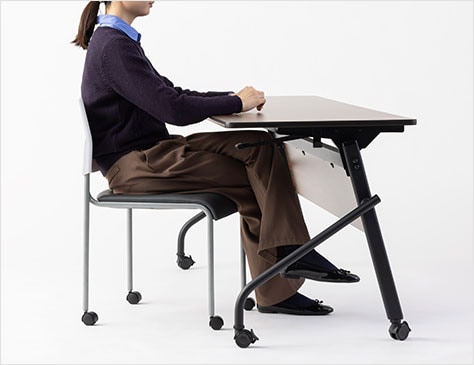 中棚のない広々とした足元設計