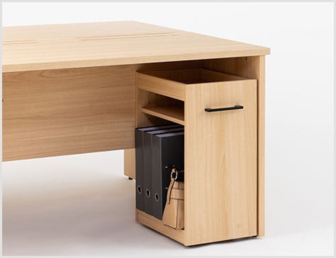 デスク下にすっきり収まるサイズ