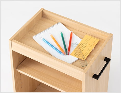 収納物の落下を防ぐ囲い付きの天板