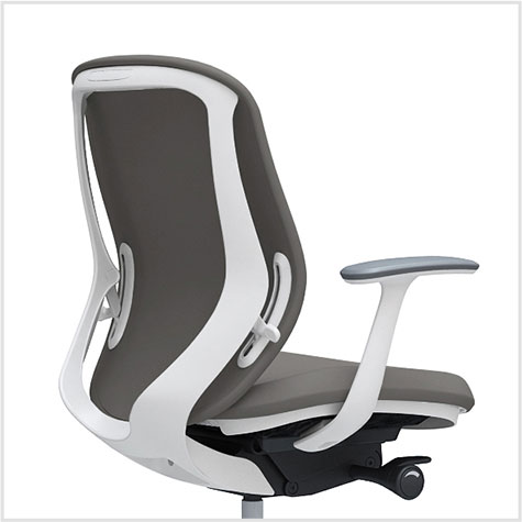 フィット性を高めた背フレーム