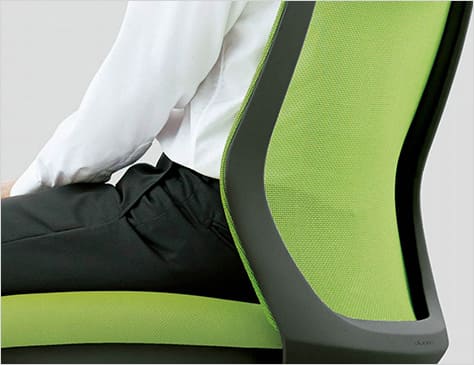 腰への負担を減らす背もたれ形状