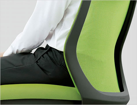 腰への負担を減らす背もたれ形状