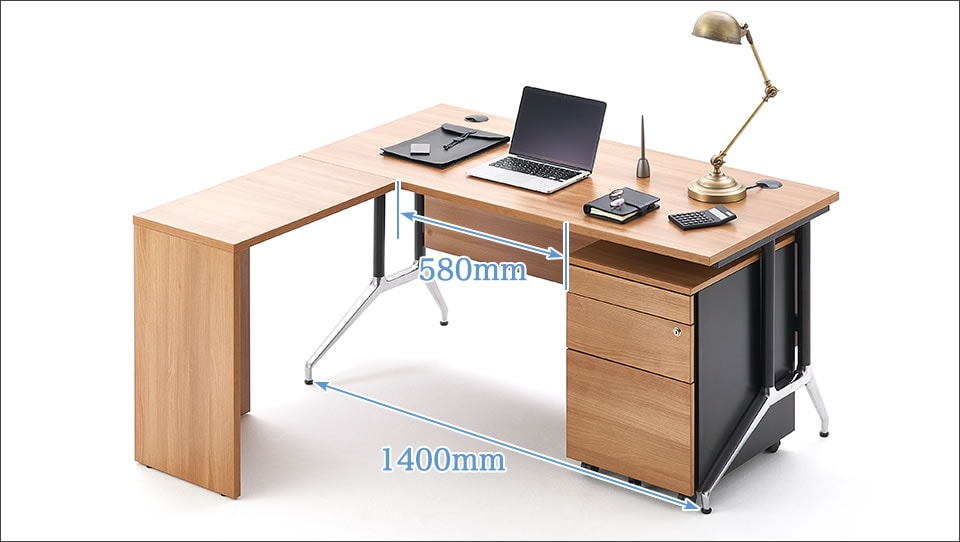 幅1500mmでも悠々としたワークスペースを確保するL字型レイアウト