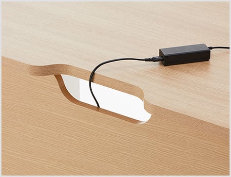 配線がスッキリ通せるスリット付き