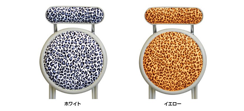 シートに大胆なヒョウ柄をあしらったキャプテンチェア。