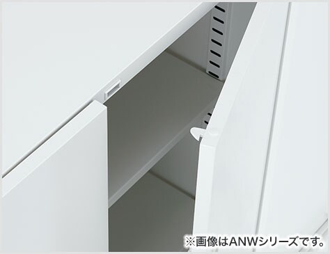 開き扉はラッチ機構装備