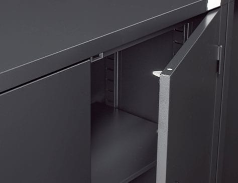 開き扉はラッチ機構装備
